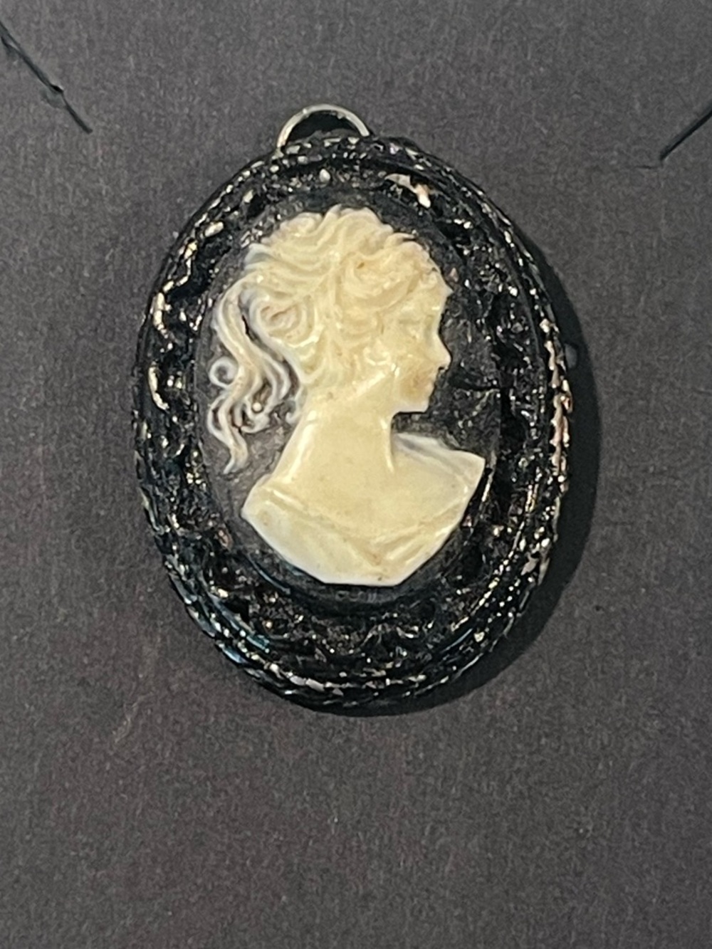 Vintage-Inspired Black Cameo Pendant Necklace - Cream Silhouette